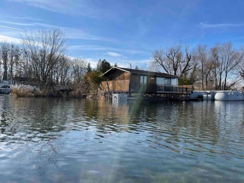 Na hrote ostrova Dobrodružné bývanie na hausbóte