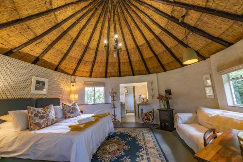 ein großes Wohnzimmer mit einer großen Holzdecke in der Unterkunft Gartmore Guest Farm in Howick