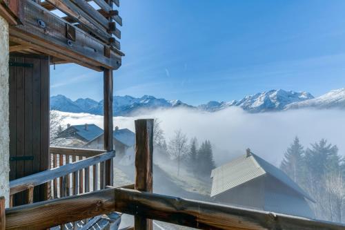 a window of a cabin with a view of the mountains at Chalet le Regain in Villard-Reculas