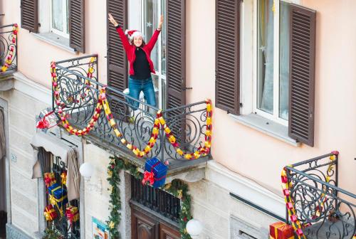 een vrouw op een balkon met haar armen in de lucht bij Palazzo Pellanda in Domodossola