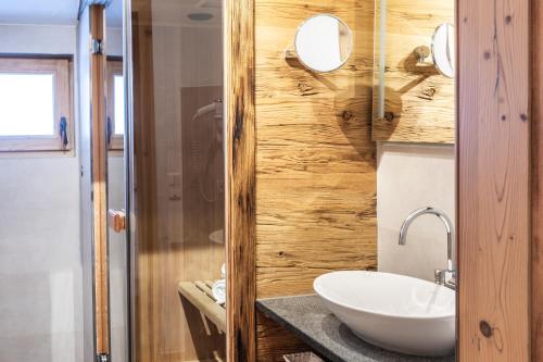 a bathroom with a sink and a mirror at URALP Royal in Brand