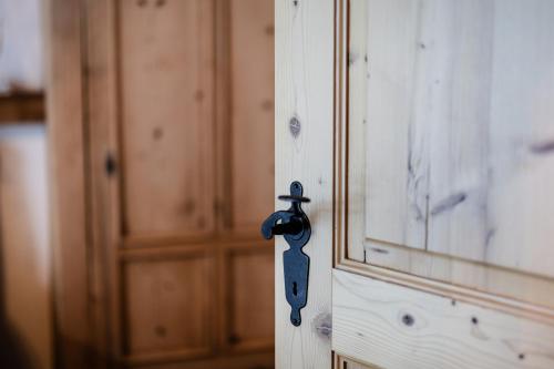 a black door handle on a wooden door at URALP Royal in Brand