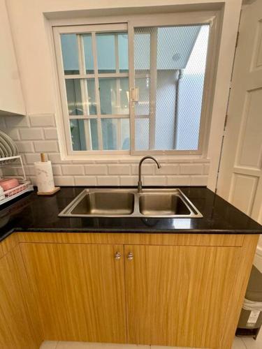 a kitchen with a sink and a window at Casa Leonardo-Bel Air 4 in Santa Rosa