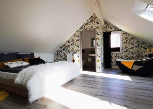 a bedroom with a bed and a couch in a room at Charmantes Haus im grünen mit Terrasse und Carport in Erfurt