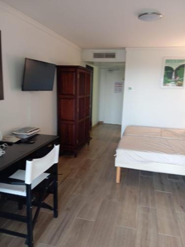 Postel nebo postele na pokoji v ubytování TROPIC Appartements PREMIUM village vacances vue mer Guadeloupe St Anne