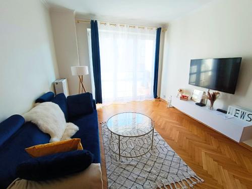 Televízia a/alebo spoločenská miestnosť v ubytovaní Coco Chanel Cosy 45 m2 city centre fast wifi