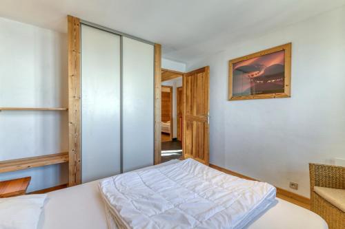 a bedroom with a bed and a picture on the wall at Chalet le Regain in Villard-Reculas