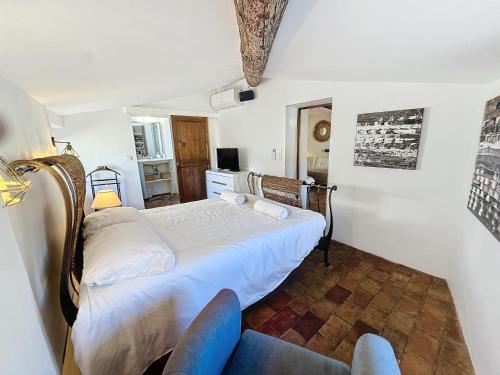 une chambre avec un lit et une chaise bleue dans l'établissement App'Art Vieil Antibes, à Antibes