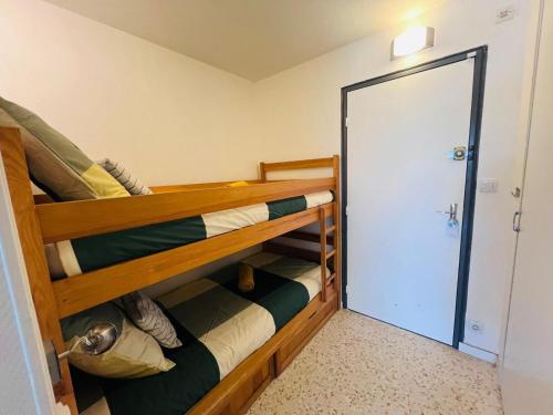 Studio dans quartier calme - climatisation - terrasse - parking - à 900m des plages et 400m des commerces