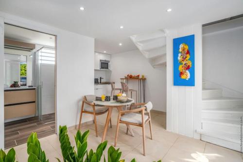 A kitchen or kitchenette at Tiny Kat Studio