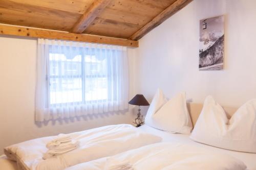 a bedroom with a white bed with a window at URALP Royal in Brand