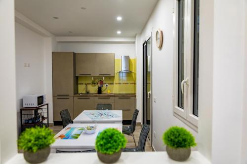 Η κουζίνα ή μικρή κουζίνα στο La Terrazza sul Mare Modern Apartment