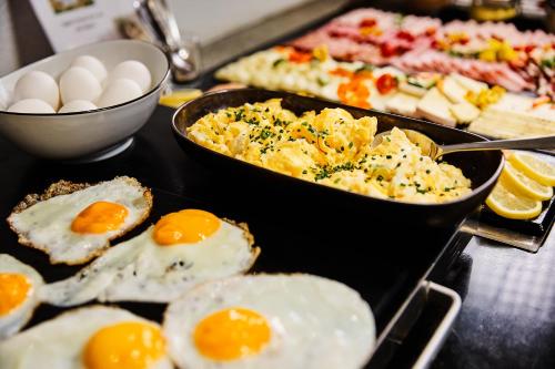 瓦尔德基兴Camping Resort Bayerwald的自助早餐，包括鸡蛋、面包和鸡蛋