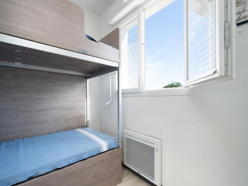 une petite chambre avec un lit et une fenêtre dans l'établissement La Dune 67 - Villa 3P6, à Sérignan