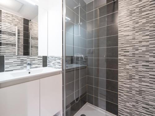 une salle de bain avec douche et lavabo dans l'établissement La Dune 67 - Villa 3P6, à Sérignan