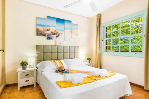 Ένα ή περισσότερα κρεβάτια σε δωμάτιο στο Azzurro vibe with ocean sight in heated pool complex - Tropical Dream