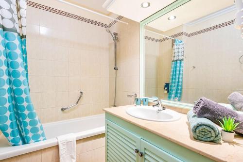 Ένα μπάνιο στο Azzurro vibe with ocean sight in heated pool complex - Tropical Dream