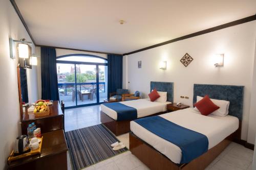 Postel nebo postele na pokoji v ubytování El Khan Sharm Hotel