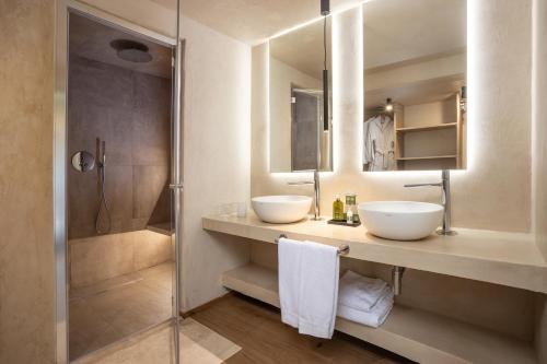 a bathroom with two sinks and a shower at Stazzo Lu Ciaccaru in Arzachena