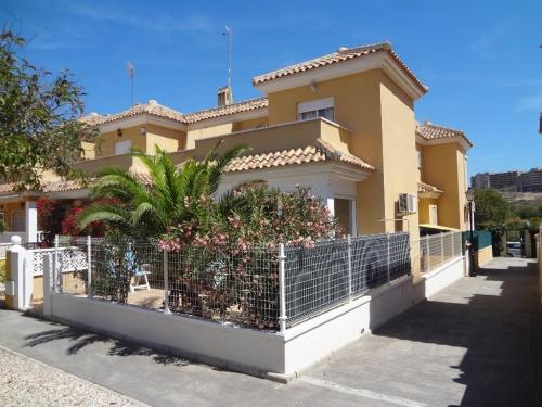 Apacible casa con terraza y piscina R19 by Novadesta