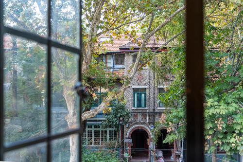 上海市にあるTonight Homestay West Nanjing Road Shanghaiの窓越しに見える古民家