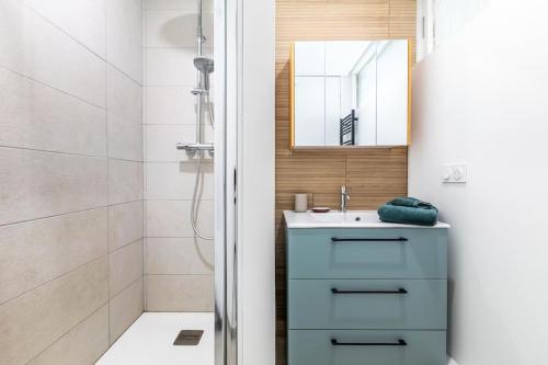 une salle de bain avec un lavabo et une douche avec un miroir dans l'établissement Superbe T2 centre Montpellier, à Montpellier