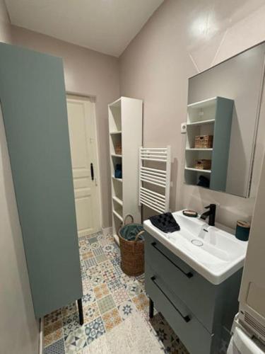 a bathroom with a sink and a mirror at Location maison Mirambeau - 17150 in Mirambeau
