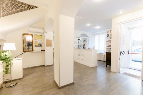 a living room with white walls and a hard wood floor at Tomato Urban Retreat in Turin
