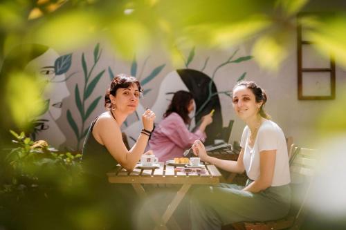 a couple of women sitting at a table at Tomato Urban Retreat in Turin