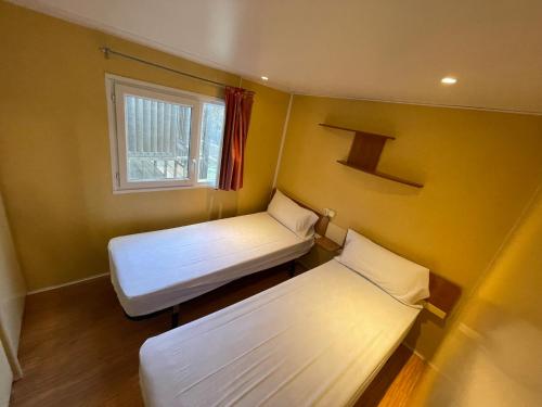 Postel nebo postele na pokoji v ubytování Bungalows Pont d'Ardaix