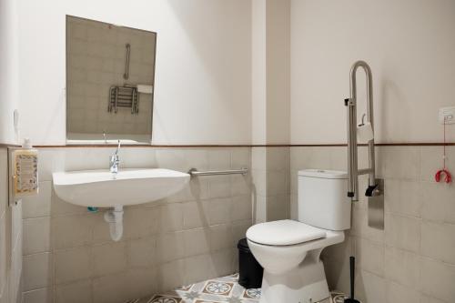 Koupelna v ubytování Batimont Suites & Apartments