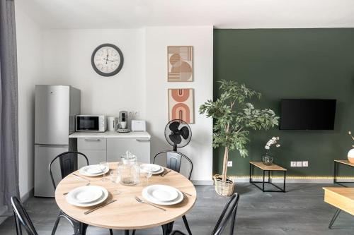 une salle à manger avec une table et des chaises en bois dans l'établissement Le Louisa - Cosy et chic 30 min LYON, à LʼHorme