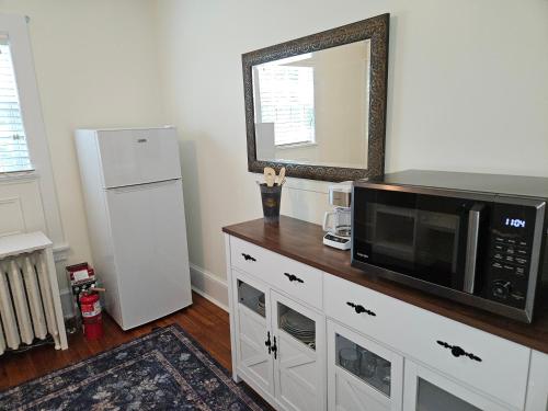 Η κουζίνα ή μικρή κουζίνα στο Heart Historic Ridgefield Studio WALK to town