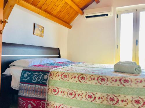 a bedroom with two beds and a window at Isca Calabretta Apartments M28 in Isca sullo Ionio