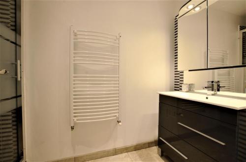 a bathroom with a shower and a sink at La remise de tatanne in Villenauxe-la-Grande