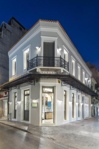 アテネにあるAiry Athens Suitesの上にバルコニーがある白い建物