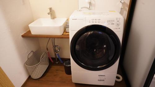 a washing machine and a sink in a room at Kominka Hotel FUKUNOKURA 古民家ホテル ふくの蔵 #FR1 in Nishiaizu