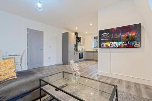 TV a/nebo společenská místnost v ubytování Deluxe 2 Bedroom Apartment - Secure Parking - Balcony - Rated Exceptional - 9MC