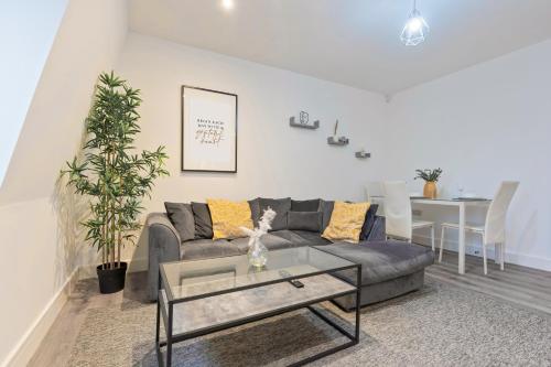 a living room with a couch and a table at Stylish Two Bedroom Apartment - Secure Parking & Balcony 9MC in Birmingham