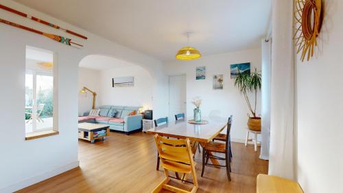 une salle à manger et un salon avec une table et des chaises dans l'établissement La Perle de L Auzance, à Brem-sur-Mer