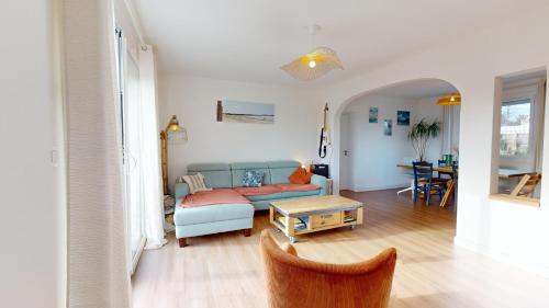 un salon avec un canapé et une table dans l'établissement La Perle de L Auzance, à Brem-sur-Mer