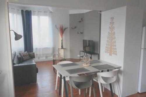 un salon avec une table et un canapé dans l'établissement Visiter et travailler près de Paris - Kalula, à Clamart