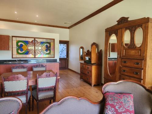 comedor con mesa y tocador en Verloren Lodge, en Modimolle