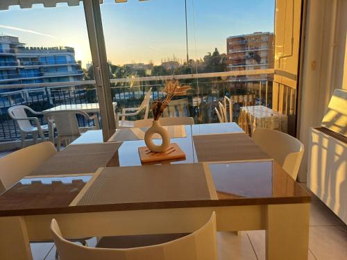 une table et des chaises sur un balcon avec vue dans l'établissement Mandelieu la Napoule, à Mandelieu-la-Napoule