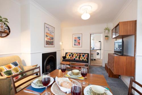 萨克斯曼德姆Lower Cedars, Saxmundham的客厅配有餐桌和壁炉