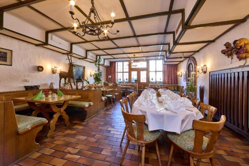 a dining room with a white table and chairs at Hotel Drei Mohren in Garmisch-Partenkirchen