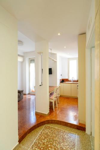an empty living room with a table and a kitchen at Sognando Vacanze Romane in Rome