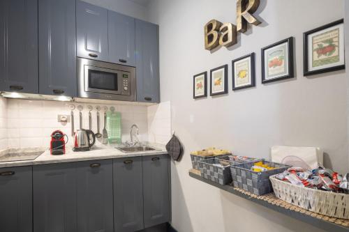 kuchnia ze zlewem i blatem w obiekcie TORNABUONI APARTMENT - in OLD TOWN center FIRENZE we Florencji