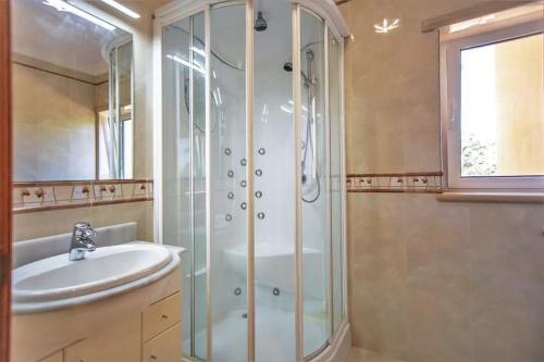 a bathroom with a shower and a sink at Quinta do Sol in Guia