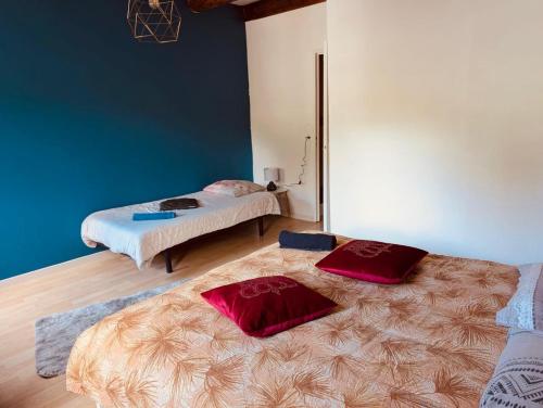 a room with two beds in a room at La Mariefacture comme un charme in Haute-Vigneulles